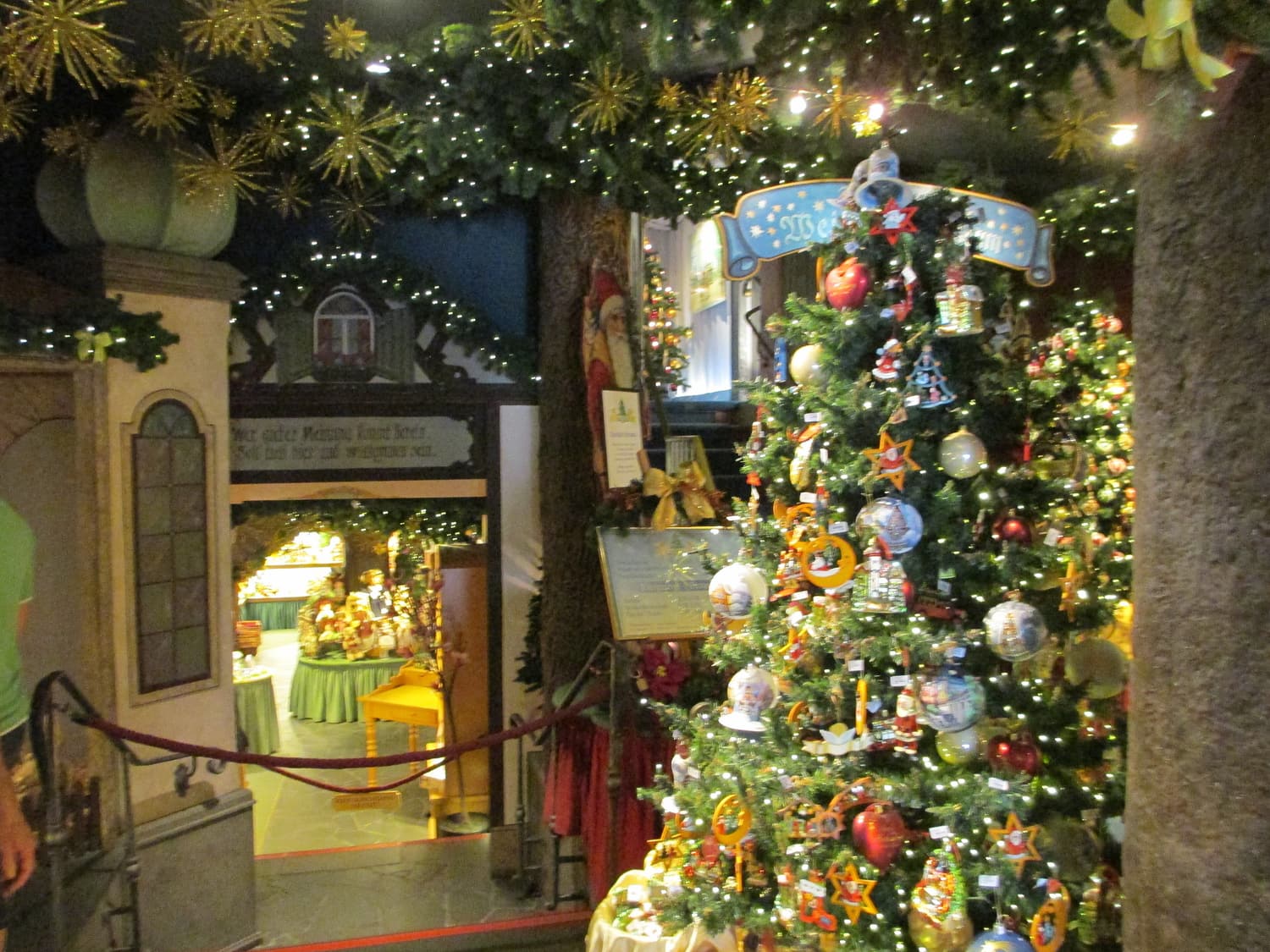 Ein geschmückter Weihnachtsbaum und Christbaumschmuck im Weihnachtsdorf von Käthe Wohlfahrt in Rothenburg