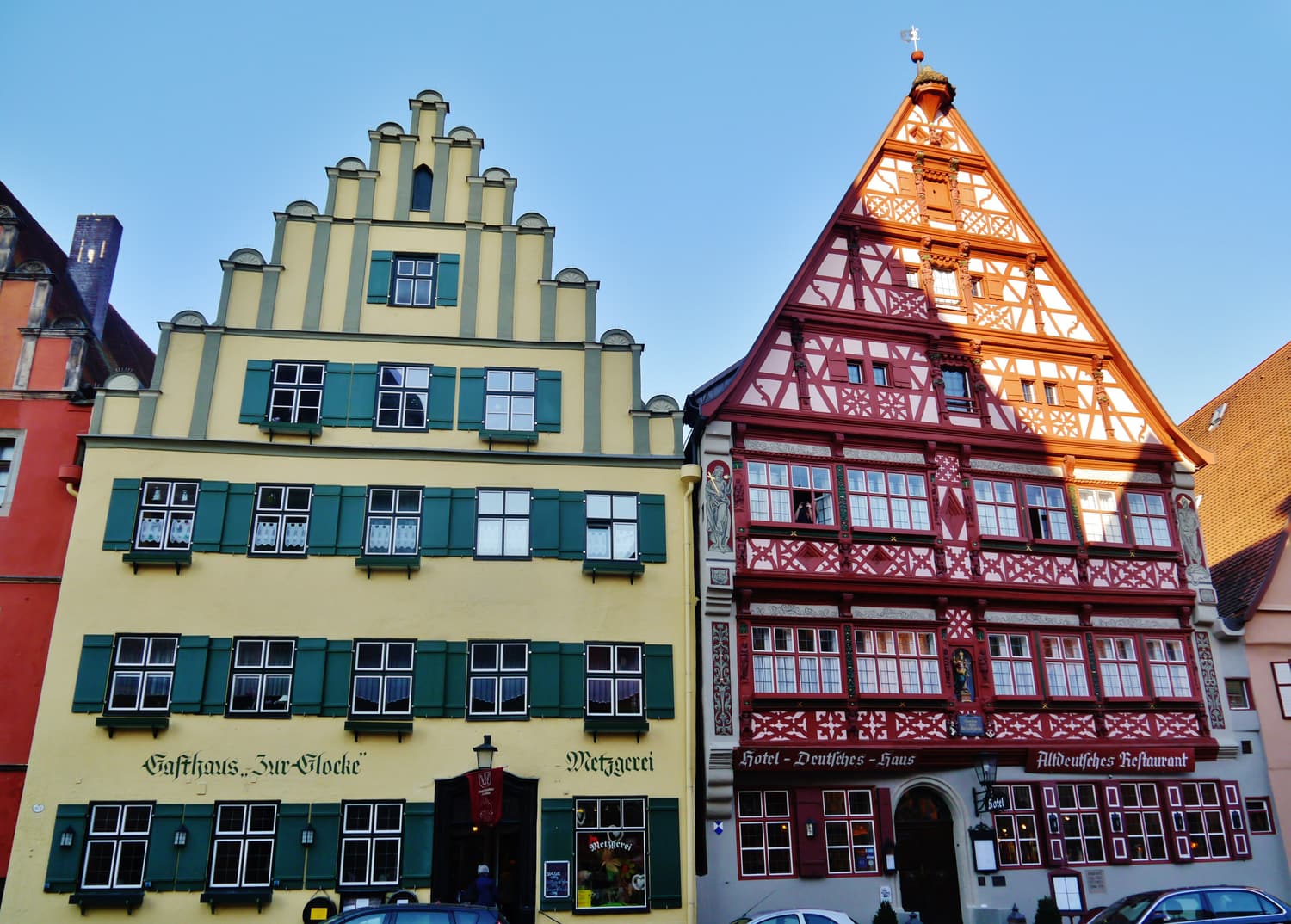 Der Treppengiebel und das prachtvolle Fachwerk des Deutschen Hauses am Weinmarkt in Dinkelsbühl