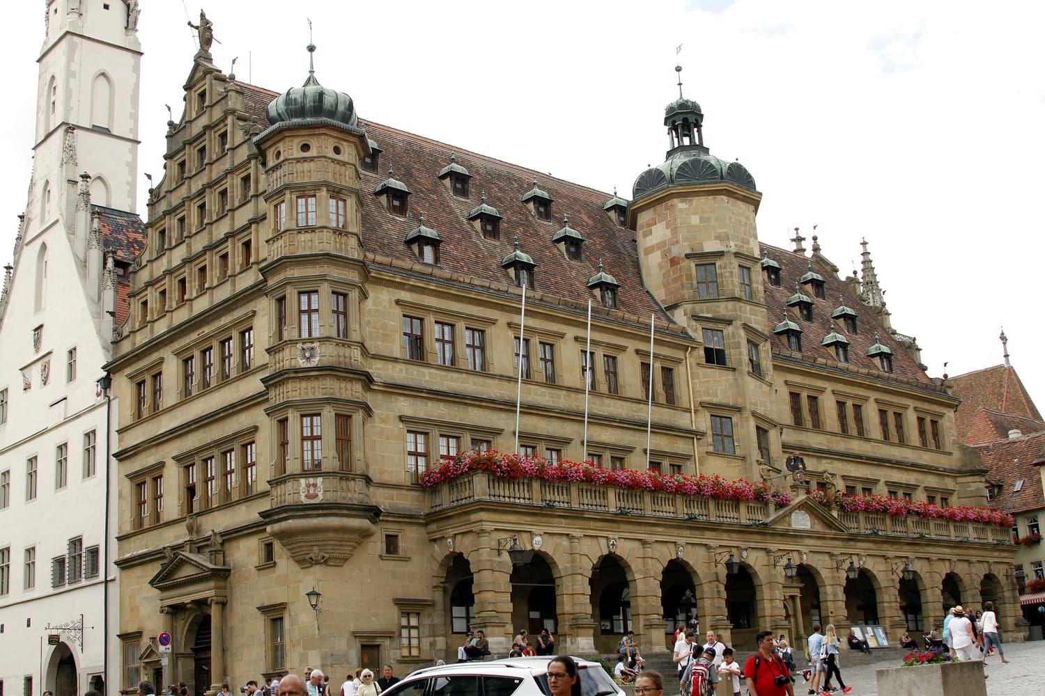 Das Renaissance-Rathaus am Rothenburger Marktplatz mit Blumenkästen und Arkaden