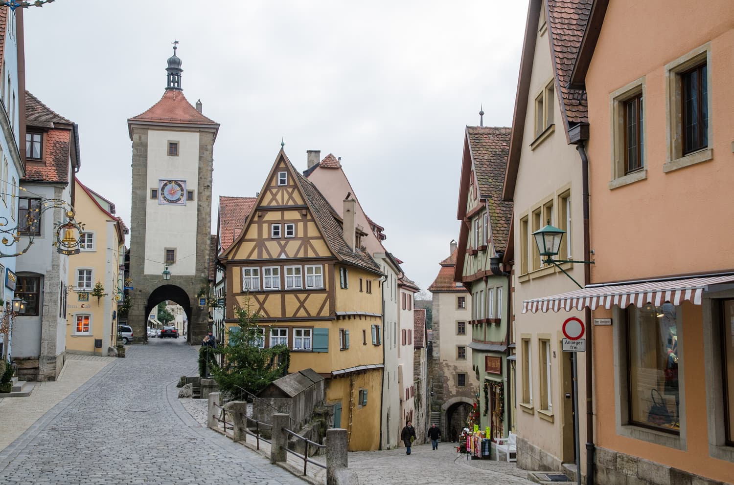 Das Plönlein in Rothenburg: ein gelbes Fachwerkhaus zwischen dem Siebersturm und der Gasse hinunter zum Kobolzeller Tor