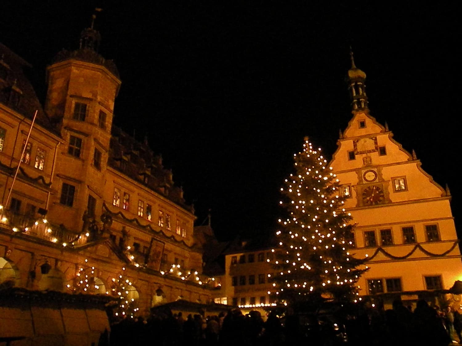 Das Rathaus, die Ratstrinkstube und ein beleuchteter Weihnachtsbaum auf dem Rothenburger Weihnachtsmarkt bei Nacht