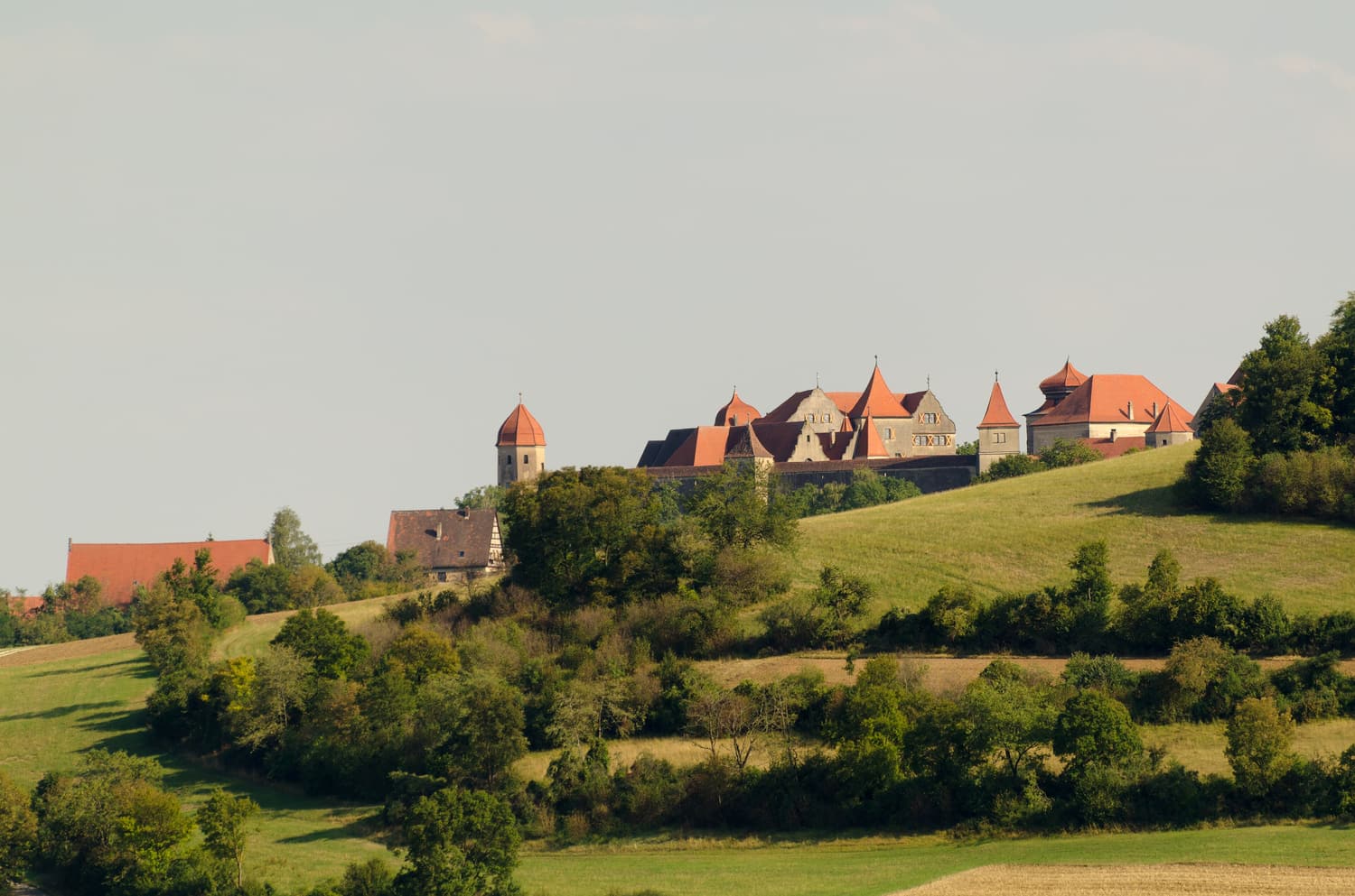 Die Harburg, langgestreckt auf einem grünen Bergrücken über dem Wörnitztal an der Romantischen Straße