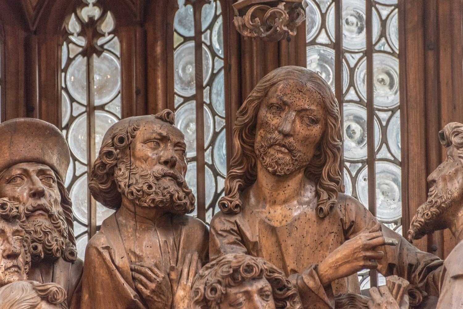Geschnitzte Lindenholzfiguren von Christus und den Aposteln am Heilig-Blut-Altar von Riemenschneider in der St.-Jakobs-Kirche