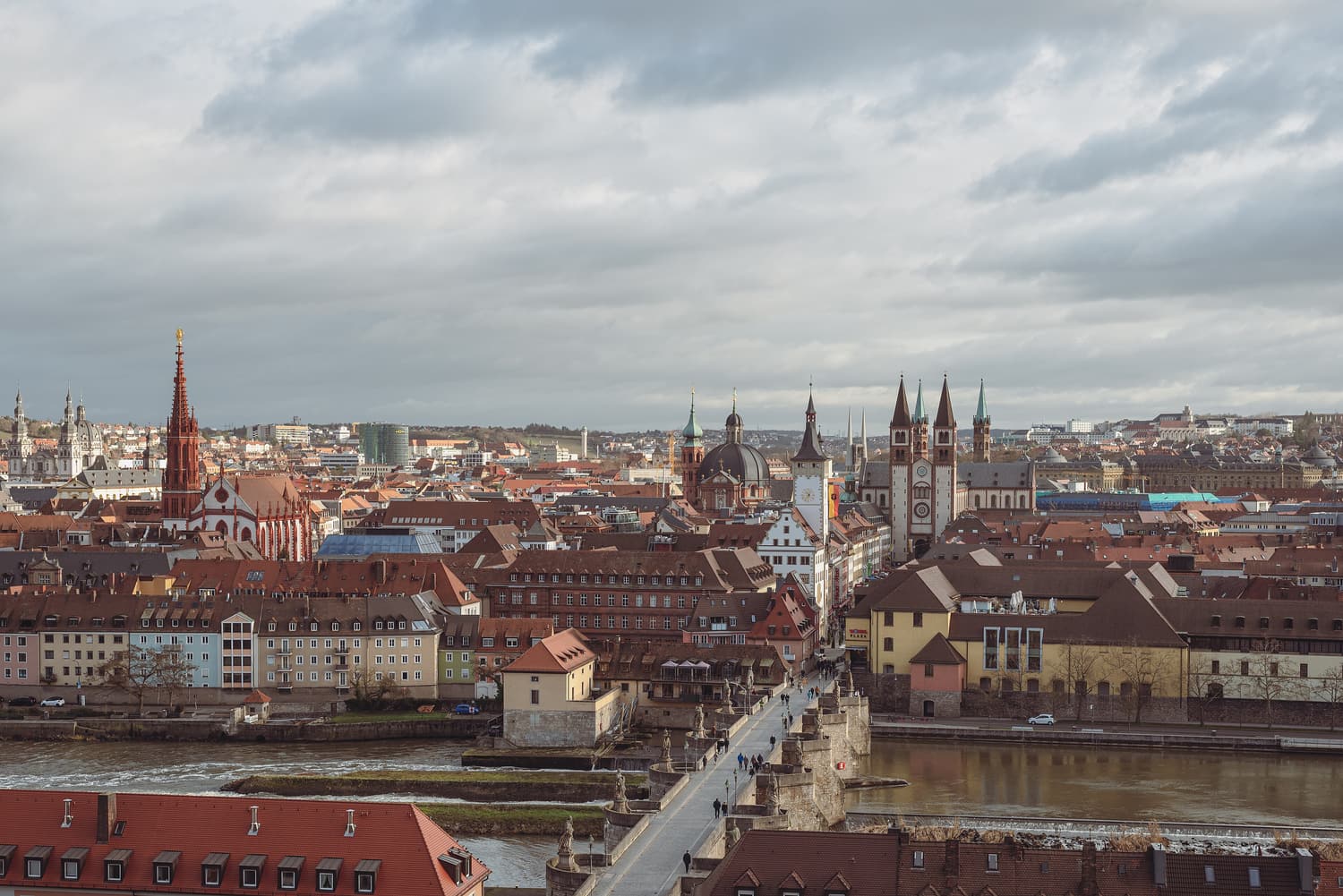 Die Alte Mainbrücke und die Türme der Würzburger Altstadt, von der Festung Marienberg aus gesehen
