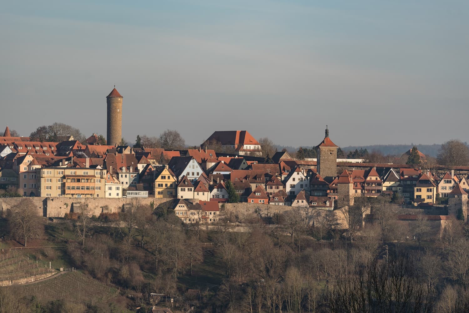 Panorama der Türme und Dächer Rothenburgs über dem Taubertal