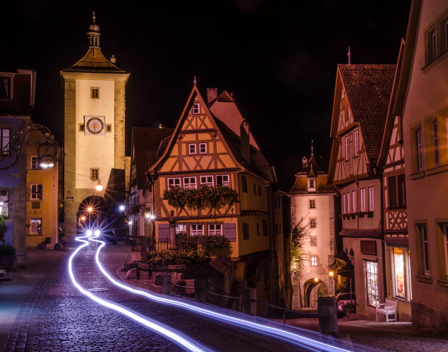 Das Plönlein bei Nacht mit Lichtspuren unter dem Siebersturm