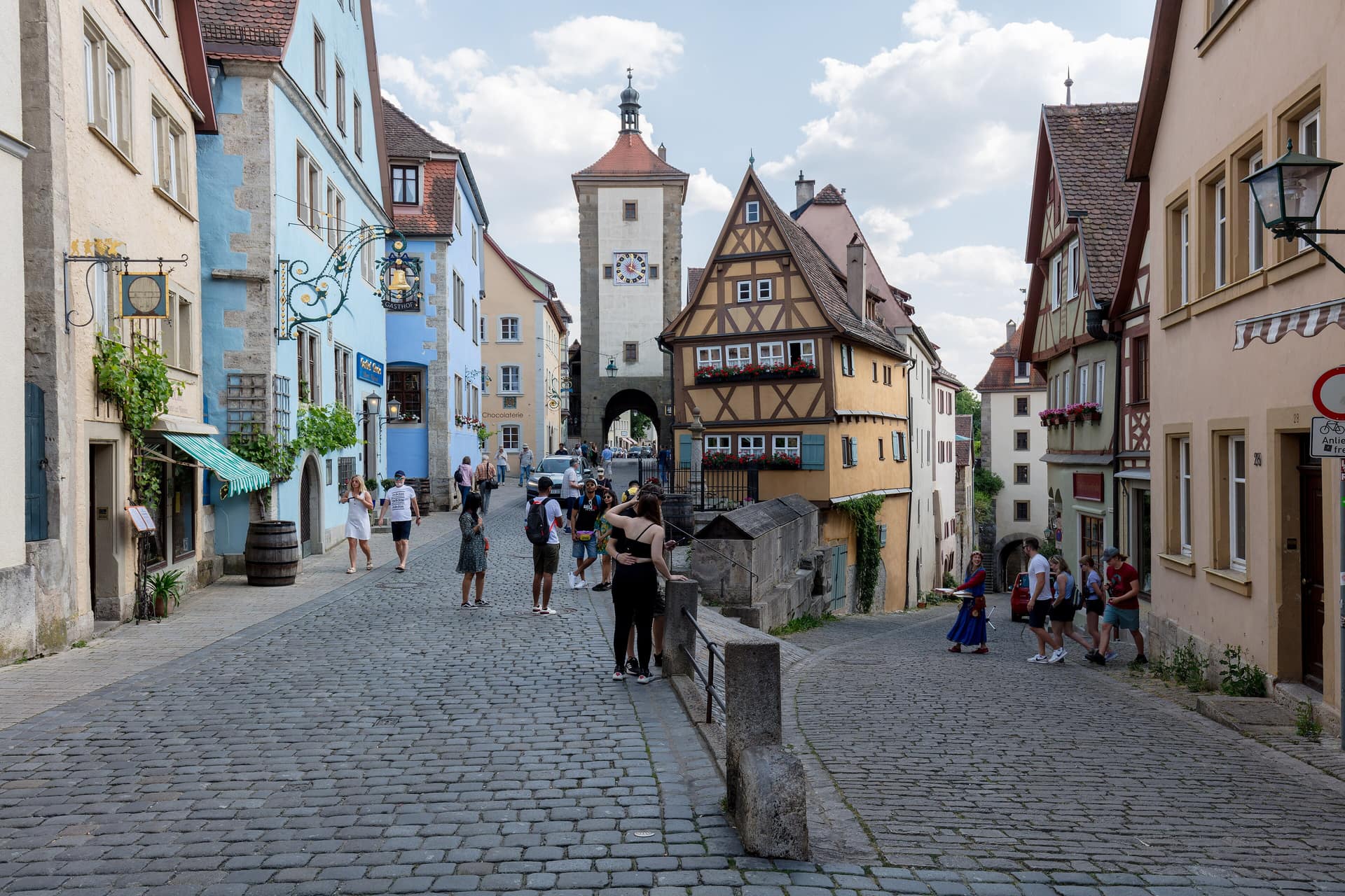 Das Plönlein in Rothenburg ob der Tauber: ein gelbes Fachwerkhaus zwischen zwei mittelalterlichen Türmen