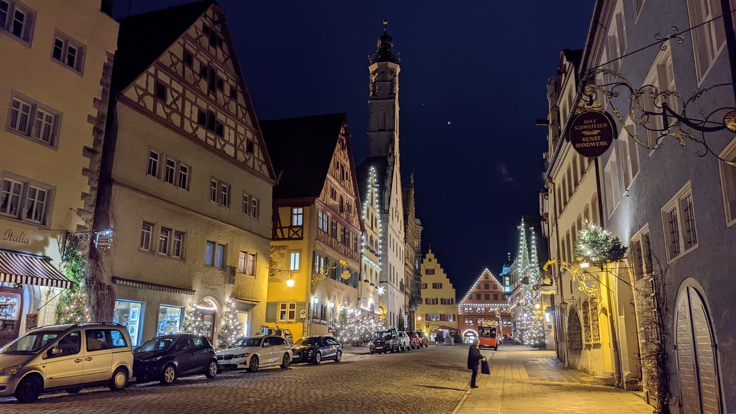 Die Herrngasse in Rothenburg mit weihnachtlicher Beleuchtung bei Nacht