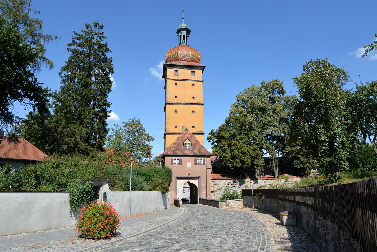 Der Turm des Segringer Tors mit Zwiebelhaube in Dinkelsbühl