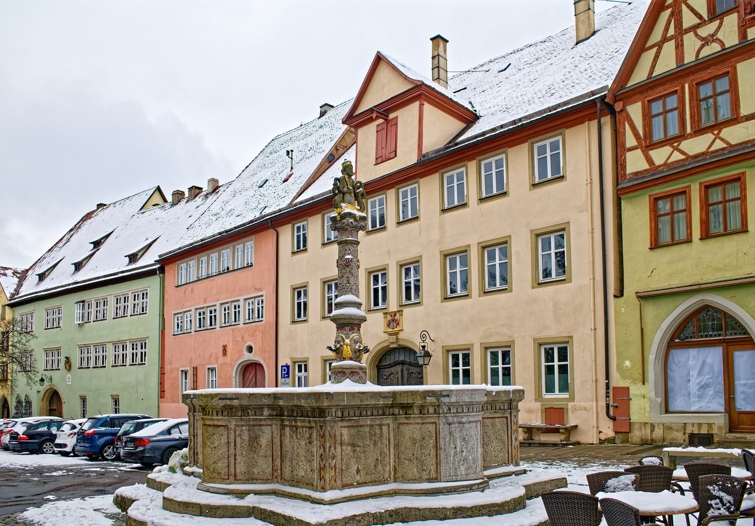 Der Herrnbrunnen und Patrizierhäuser in der Herrngasse in Rothenburg