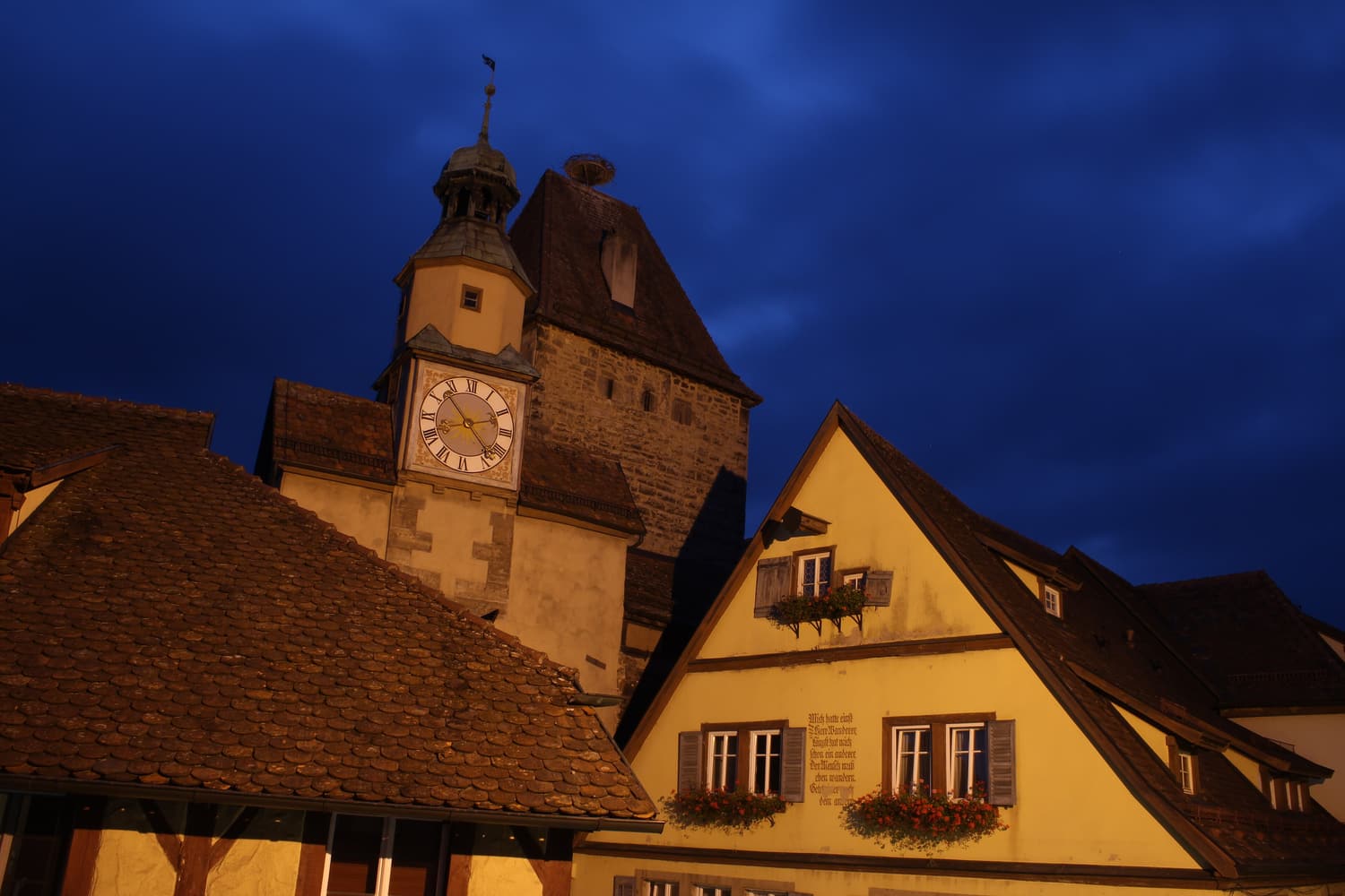 Der Markusturm und ein Fachwerkhaus in Rothenburg in der Abenddämmerung