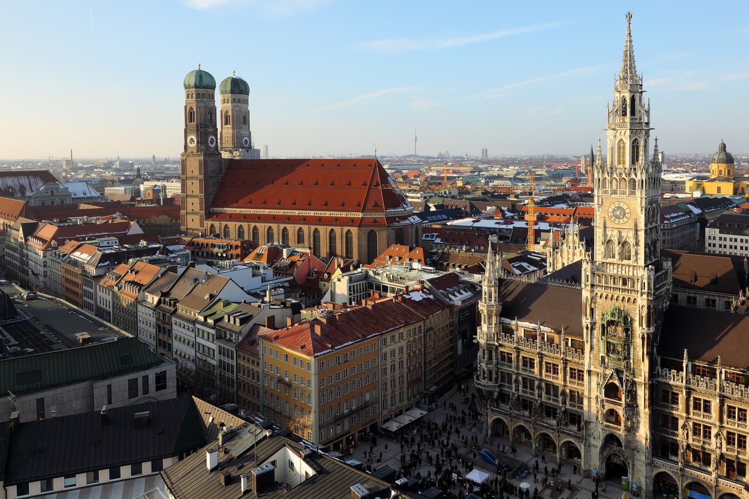 Die Frauenkirche und das Neue Rathaus in München, Ausgangspunkt für Tagesausflüge auf der Romantischen Straße