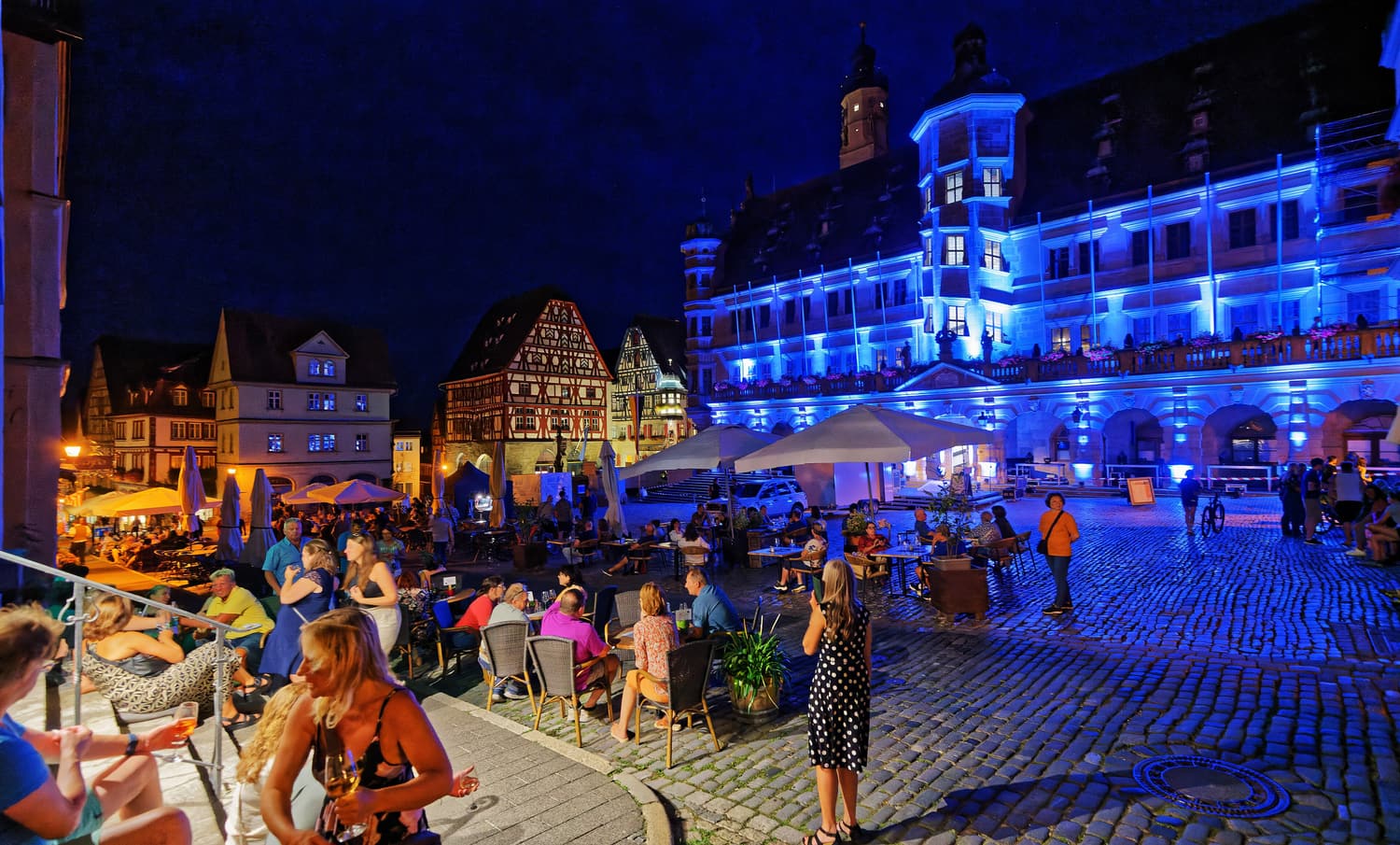 Der Rothenburger Marktplatz und das Rathaus bei nächtlicher Beleuchtung
