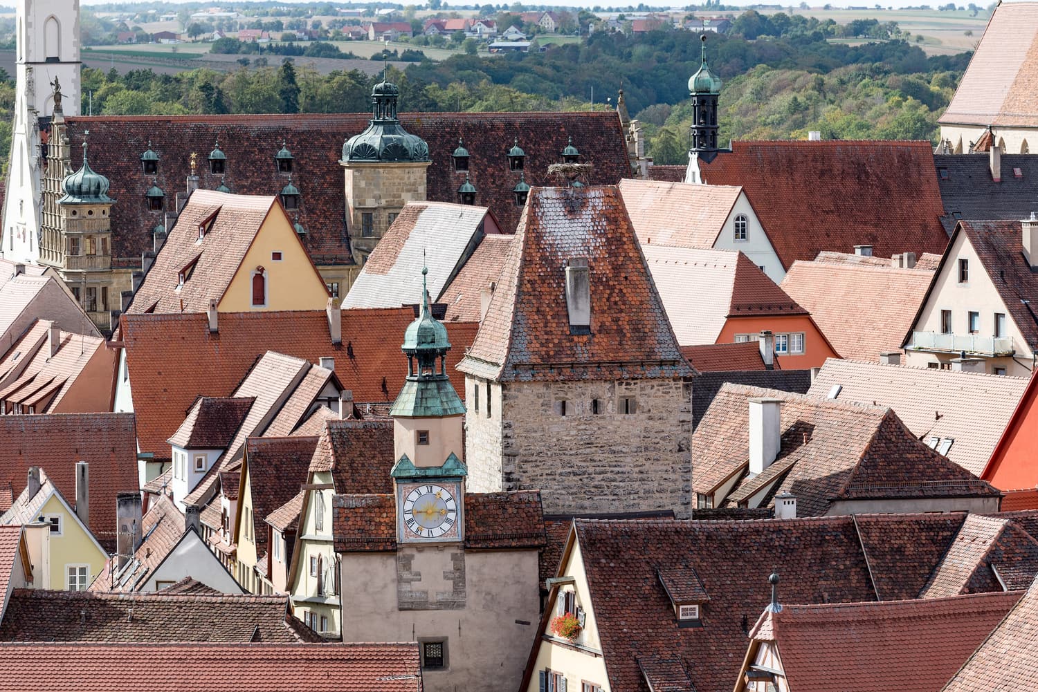 Die roten Dächer Rothenburgs mit dem Markusturm und dem Röderbogen, vom Röderturm aus gesehen