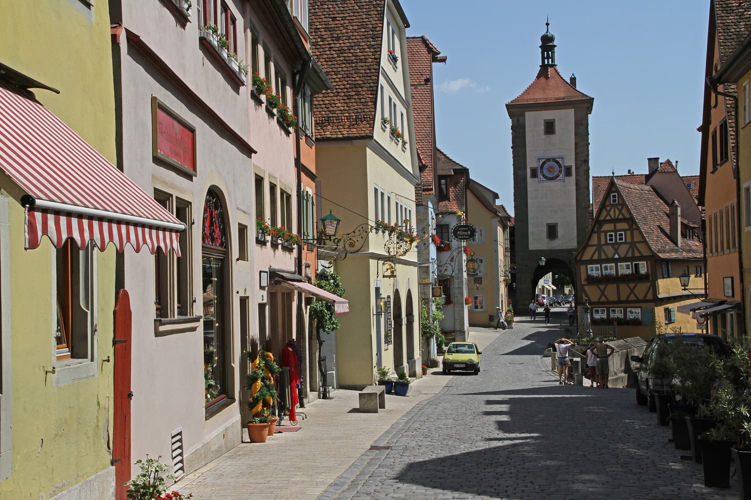 Eine gepflasterte Gasse, die zum Siebersturm am Plönlein in Rothenburg führt